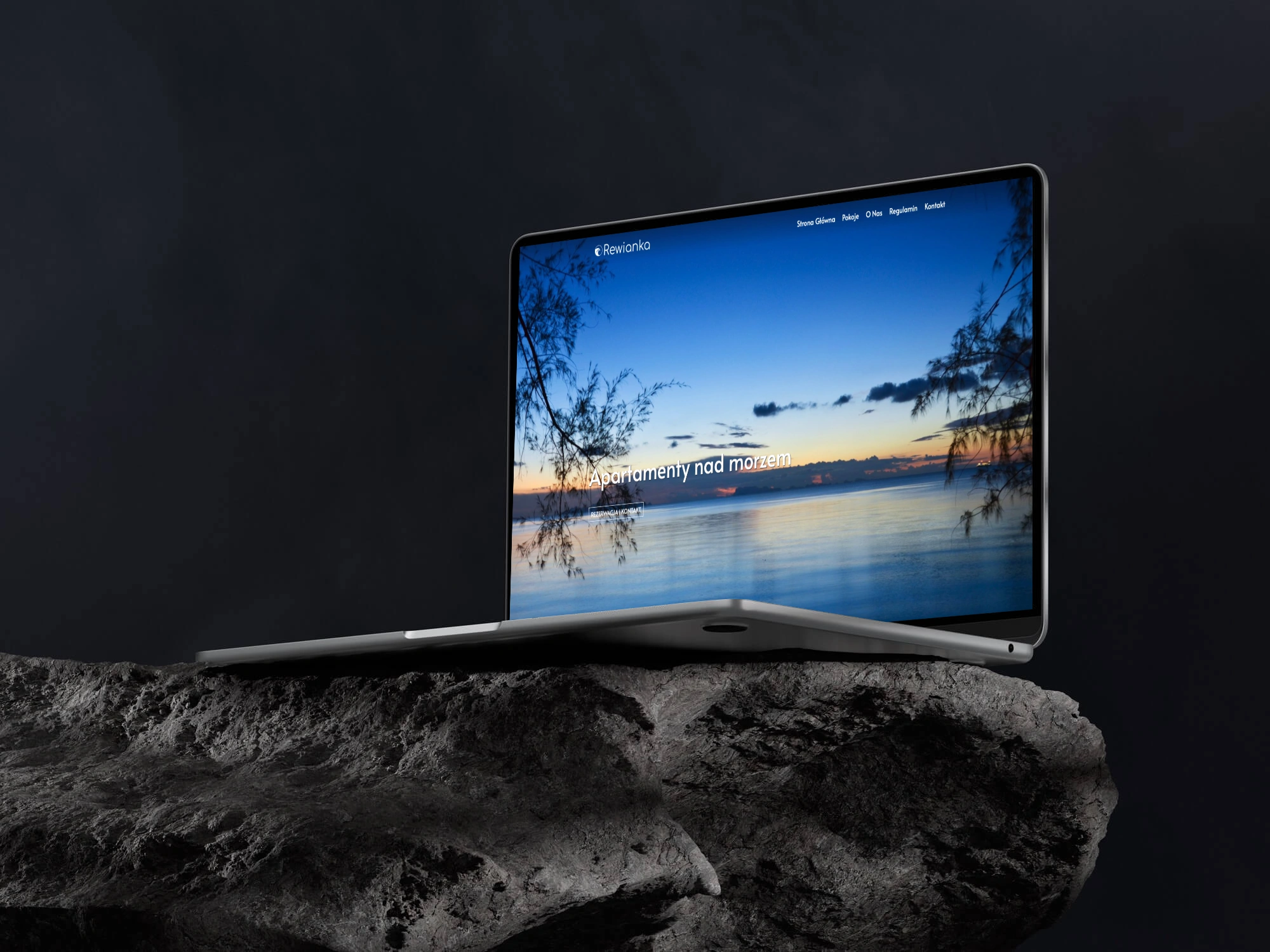 Sekcja hero strony apartamenty nad morzem Rewianka widoczna w mockupie laptopa